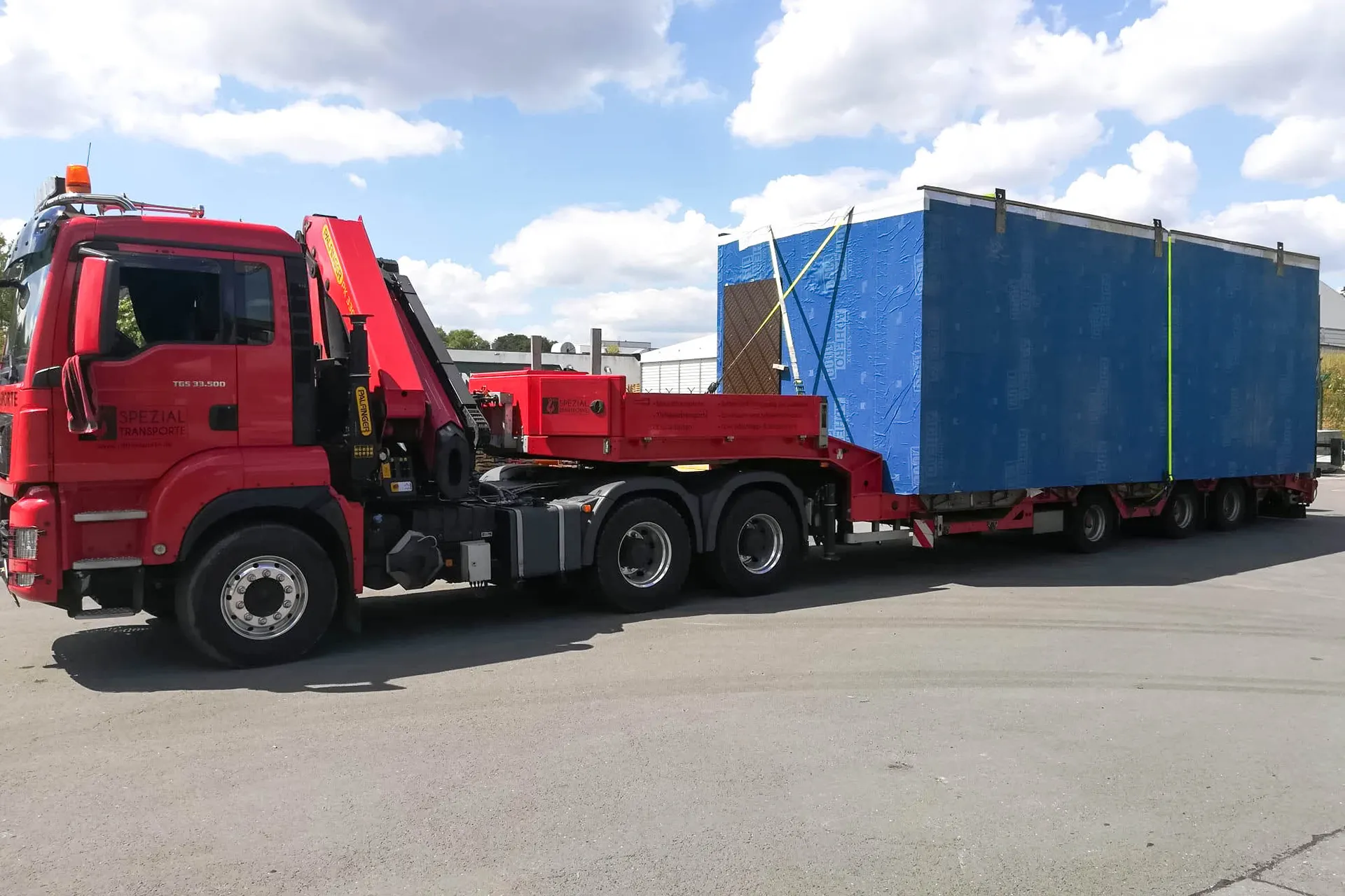 Transport mit einem Schwertransporter