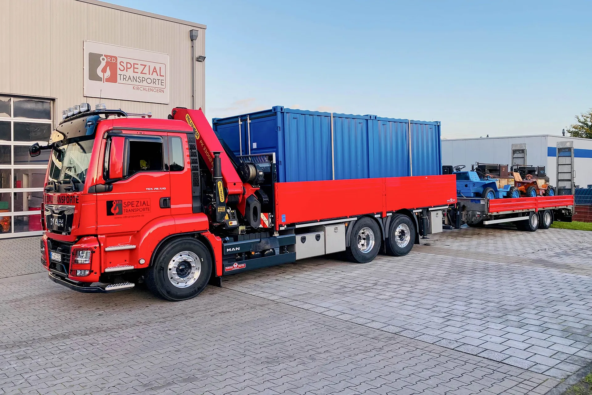 Ein Schwertransporter beladen mit einem Container auf dem Firmenhof von R.D. Spezialtransporte in Kirchlengern