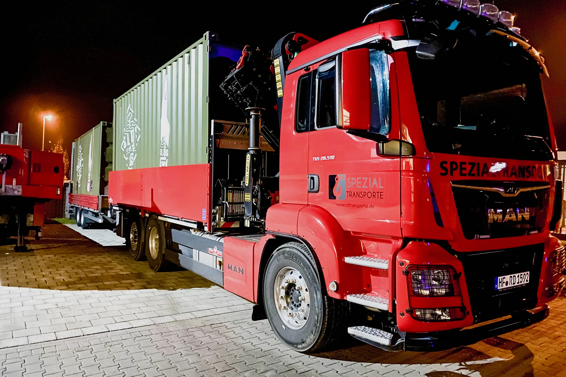 Nächtlicher Transport eines Containers mit einem Spezialtransporter