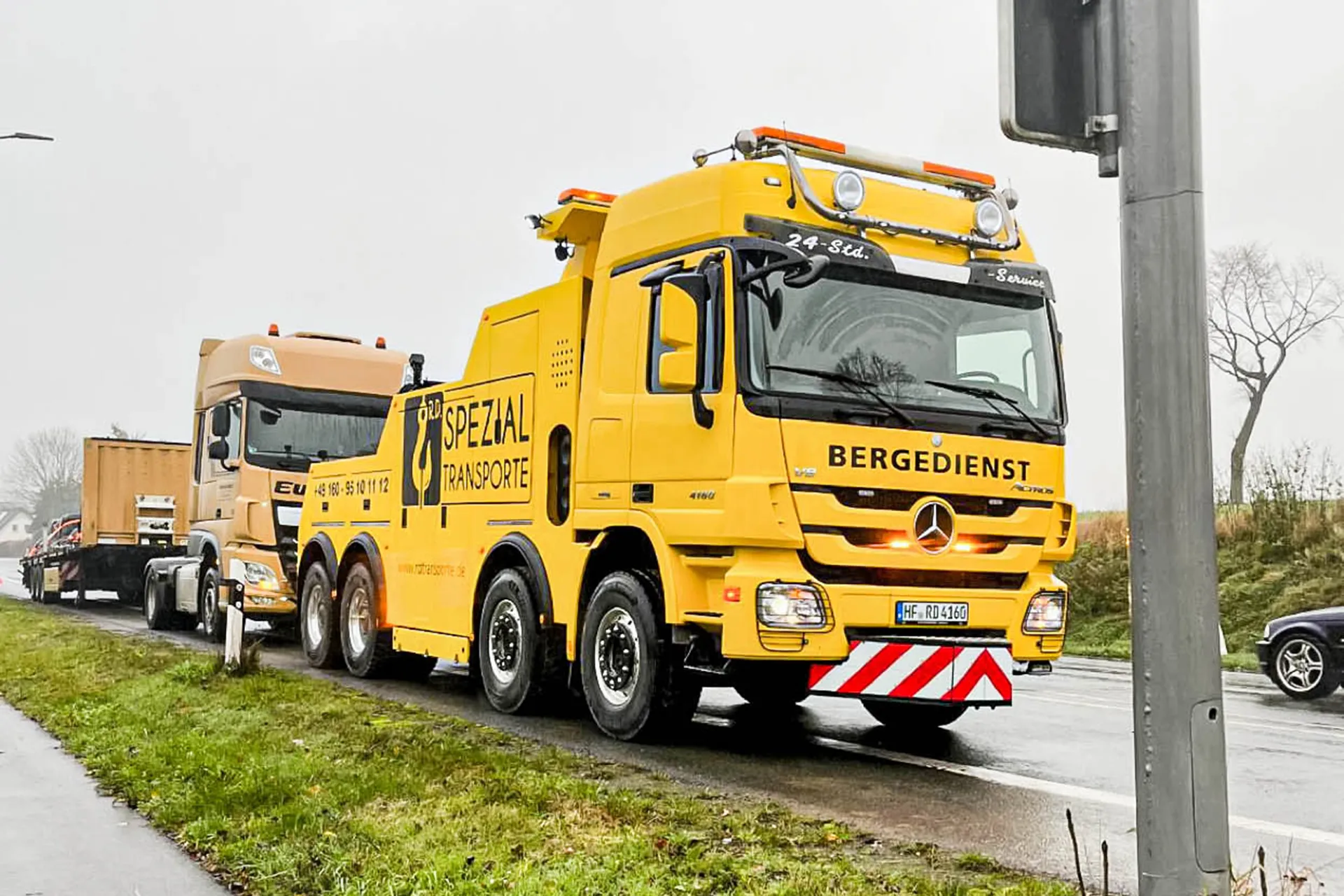 Spezieller Abschleppdinst LKW zur Bergung und Abschleppung von Großfahrzeugen