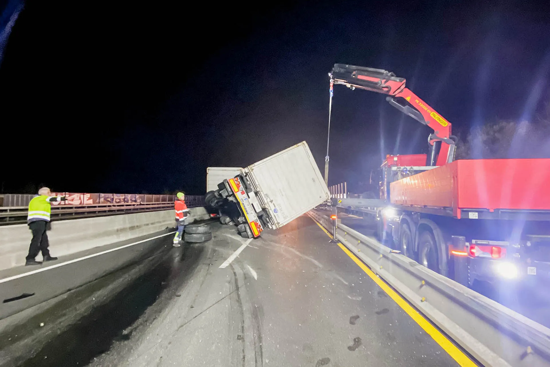 Bergung und Abschleppung eines im Schnee verunglückten Transport LKW