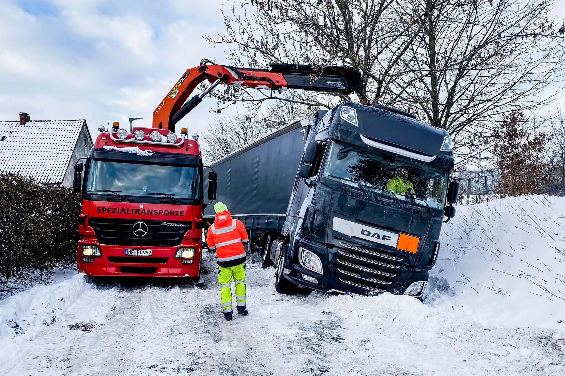 Spezieller Abschleppdinst LKW zur Bergung und Abschleppung von Großfahrzeugen