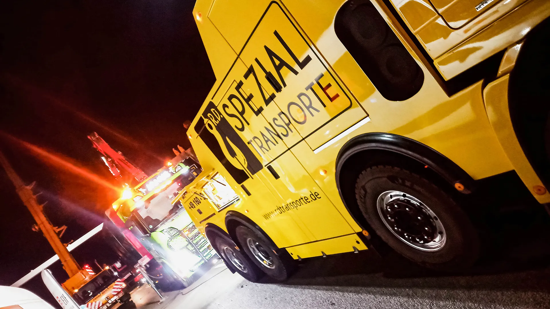 Abschleppung und Bergung eines LKW mit Panne bei Nacht.