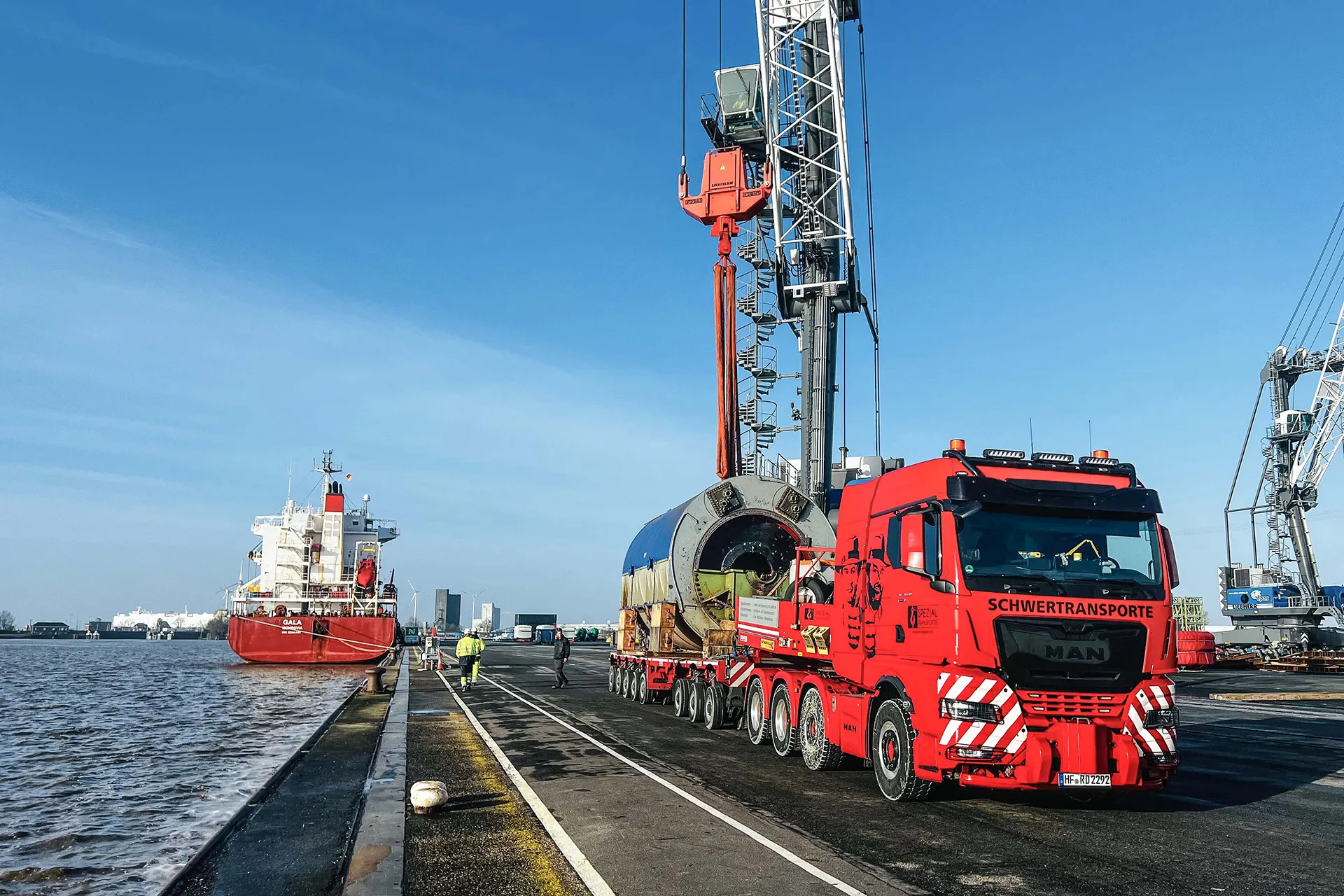 Ein Schwertransporter, beladen mit schweren Brücken Geländer Elementen