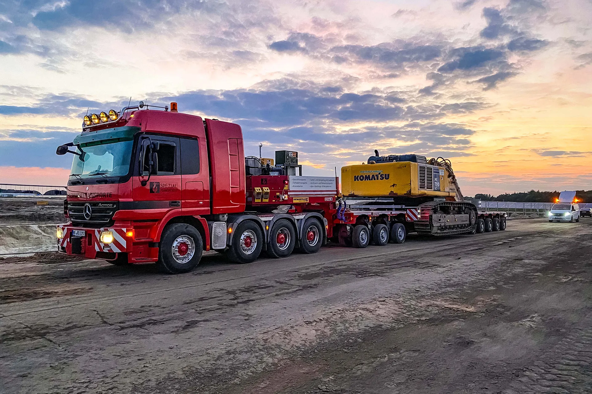 Schwertransport bei Nacht mit Begleitfahrzeug und Absicherung