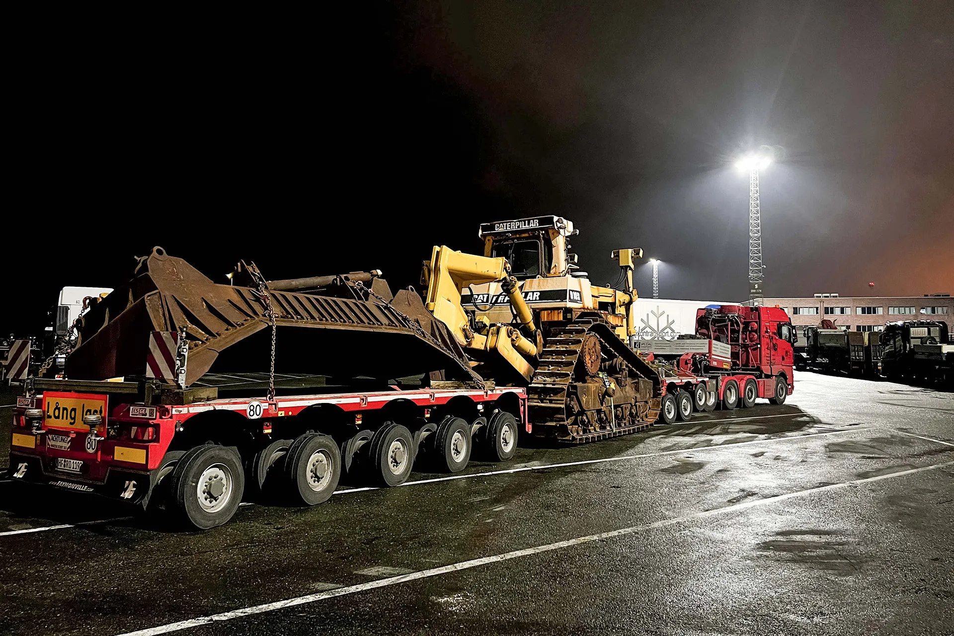 Ein Spezialtransporter mit einer riesigen Turbine auf der Ladefläche
