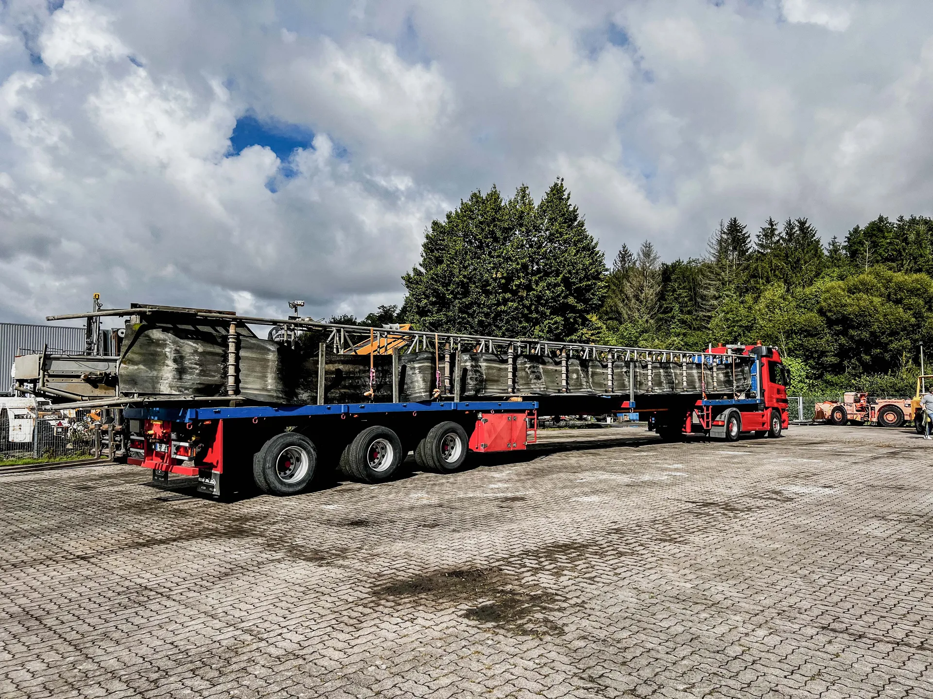 Ein Schwertransport auf einer Brücke mit einem großen Container