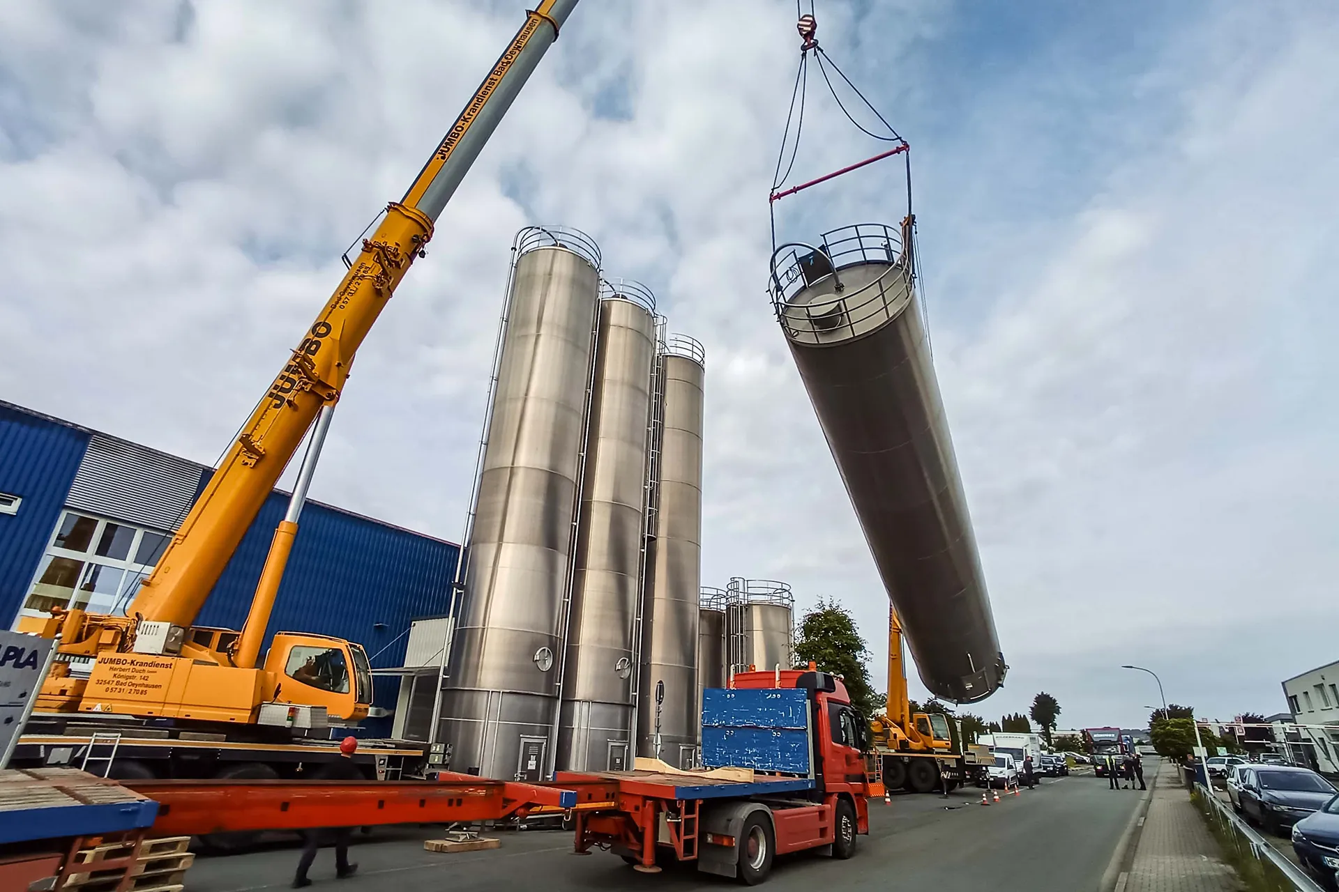 Ein Spezialtransporter, der eine gigantische Maschine durch die Stadt fährt