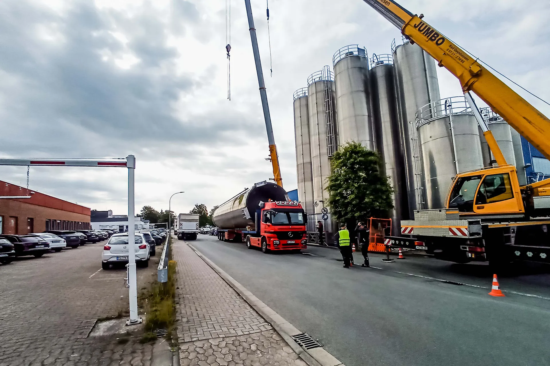 Schwertransport mit einem Transformator auf einer abgelegenen Landstraße