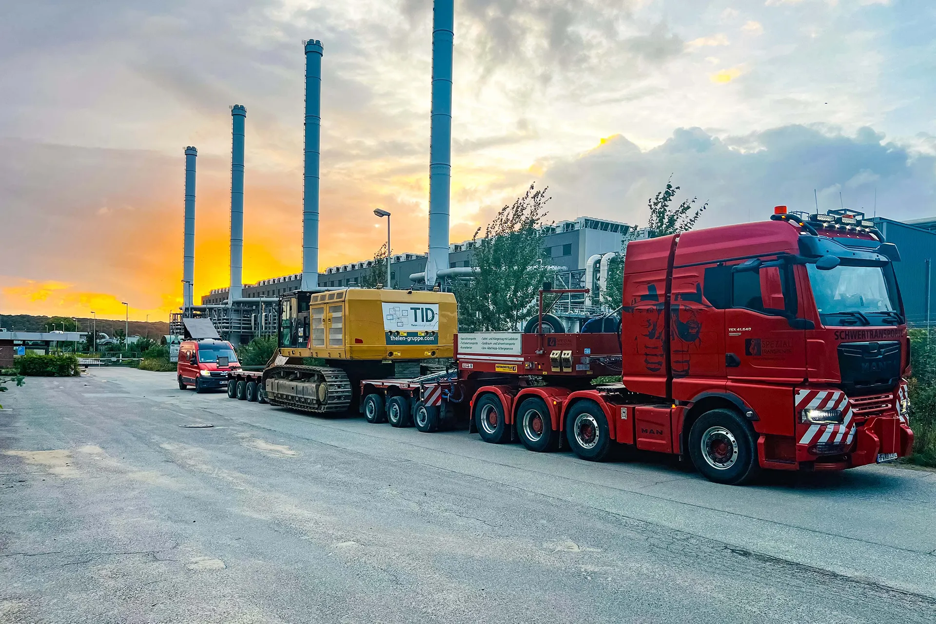Ein Schwertransporter beim Rangieren in einer engen Industriestraße