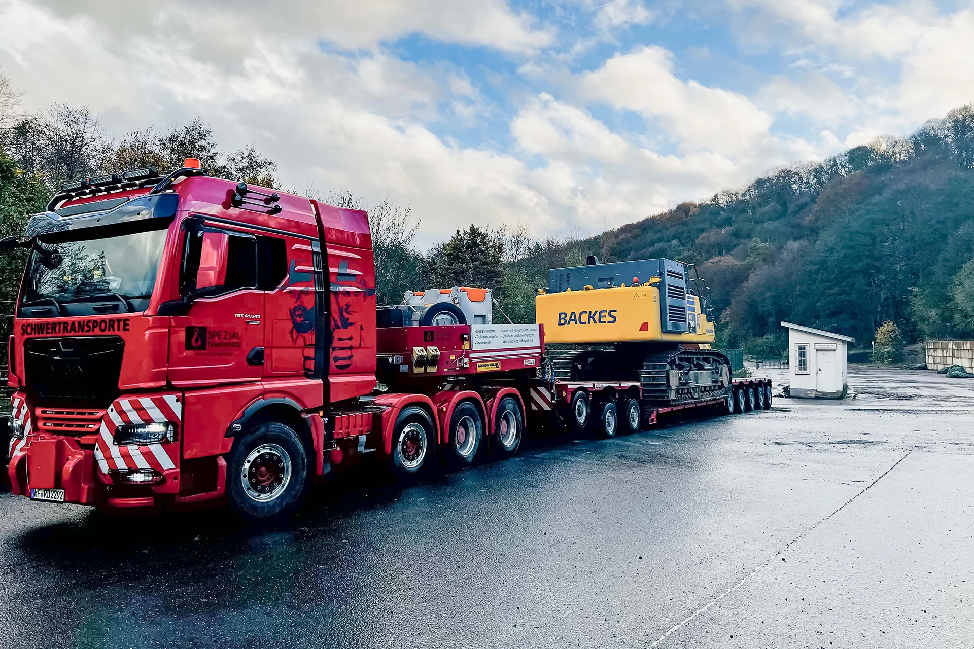 Schwertransport mit mehreren Achsen, der ein riesiges Bauteil bewegt