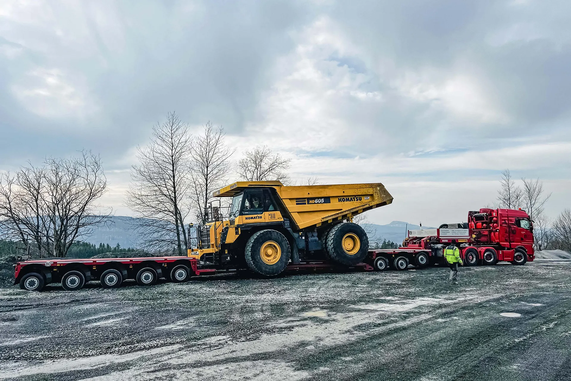 Ein Schwertransporter mit einem gewaltigen Stahlträger auf der Ladefläche