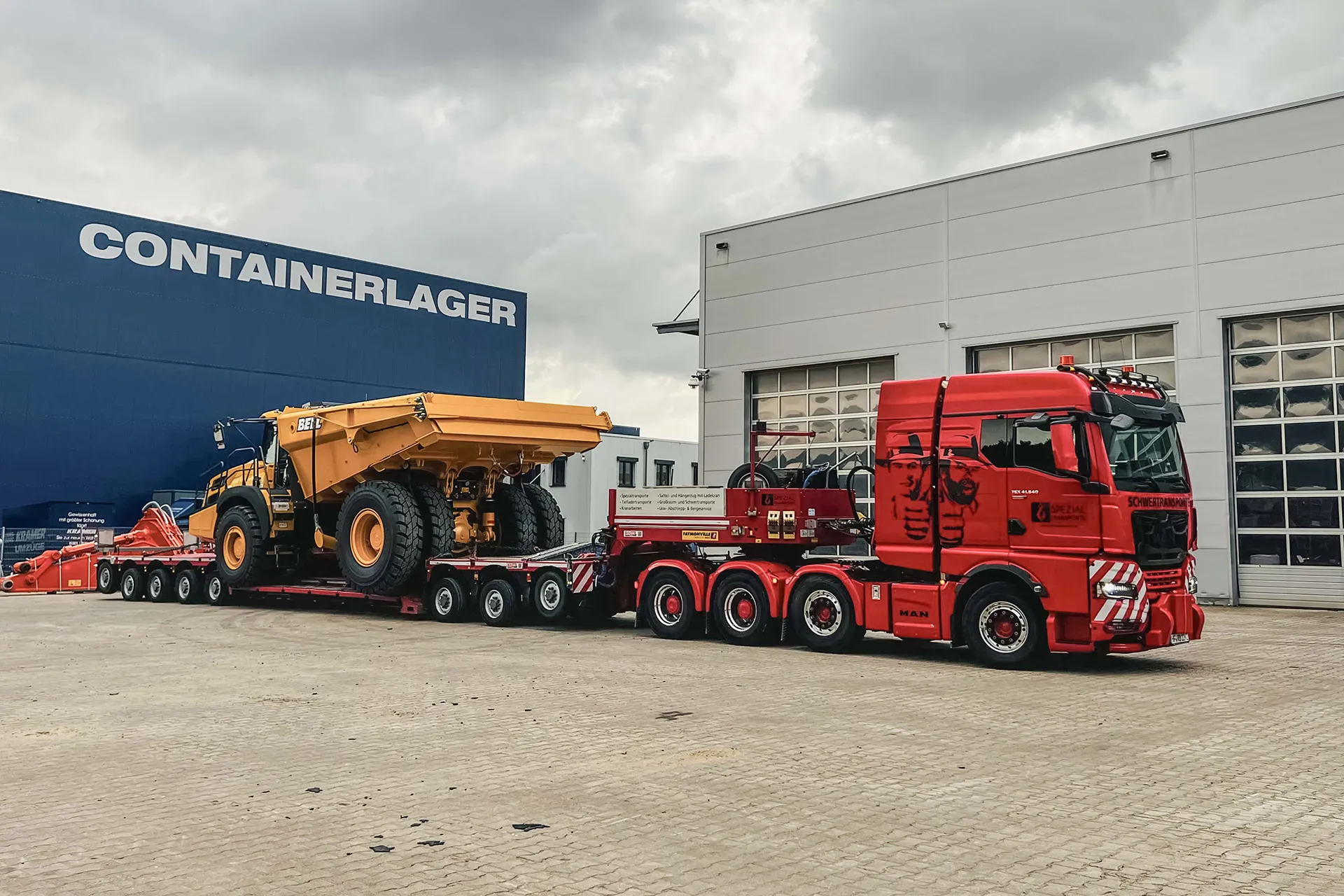 Ein Schwertransport mit Windkraftanlagen-Bauteilen auf einer Landstraße