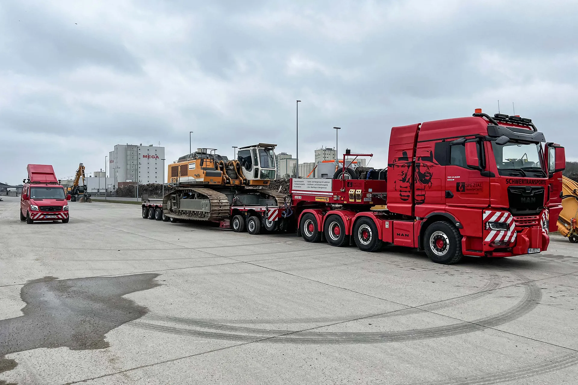 Ein Schwertransport mit einem riesigen Silotank auf einer Brücke