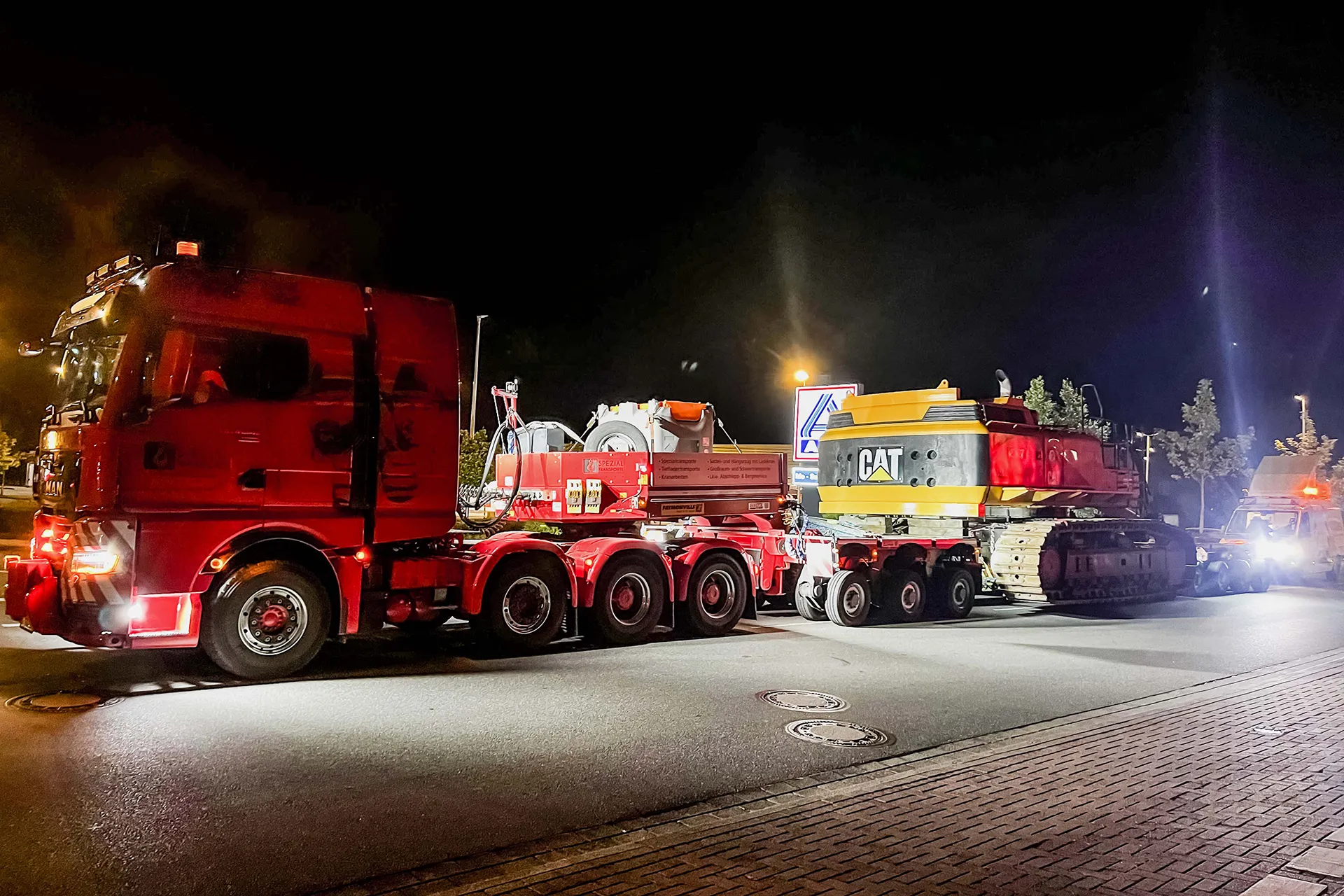 Schwertransport mit einem großen Betonträger auf der Autobahn