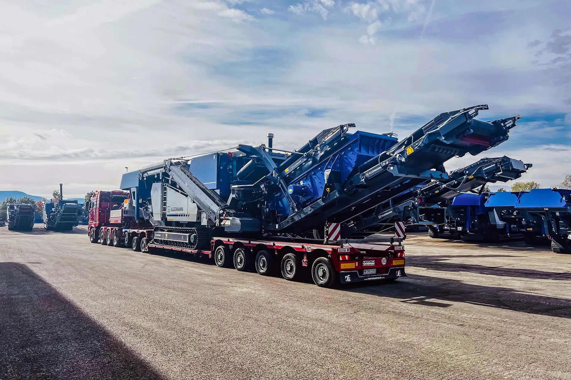 Ein Schwertransport fährt langsam über eine alte Brücke mit Verstärkung