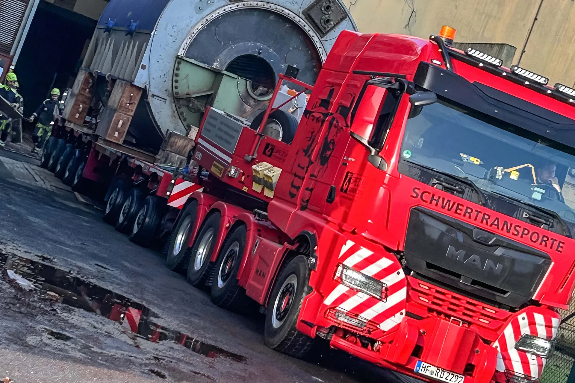 Ein Schwertransporter mit einer riesigen Generatoranlage auf der Ladefläche